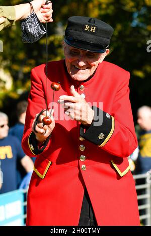 Southwick, Inghilterra. 10 Ottobre 2021. Concorrenti ai Mondiali Conker 2021 che si sono tenuti nel villaggio Northamptonshire di Southwick. Nella foto si trova il pensionato di Chelsea John Riley. Credit: Mark Bulllivore/Alamy Live News Foto Stock