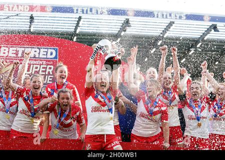 Jodie Cunningham (centro) di St Helens solleva il trofeo in seguito alla Super finale della lega femminile Betfred allo stadio Emerald Headingley di Leeds Data delle foto: Domenica 10 ottobre 2021. Foto Stock