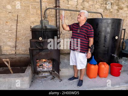 La produzione della Zivania è stata dimostrata dal proprietario della distilleria Avraamides di Arsos, Cipro. La Zivania è una bevanda alcolica tradizionale di Cipro. Foto Stock