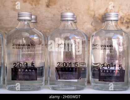 Bottiglie di Zivanara in mostra presso la distilleria Avraamides, Arsos, Village, Cipro. La Zivania è una bevanda alcolica tradizionale di Cipro. Foto Stock