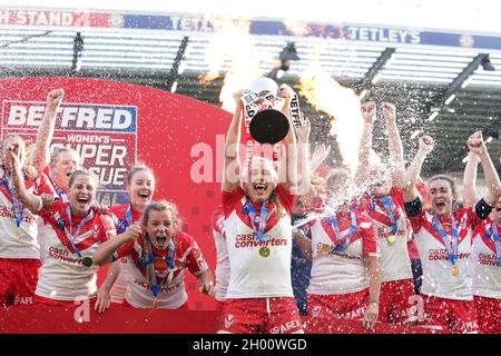 Jodie Cunningham (centro) di St Helens solleva il trofeo in seguito alla Super finale della lega femminile Betfred allo stadio Emerald Headingley di Leeds Data delle foto: Domenica 10 ottobre 2021. Foto Stock