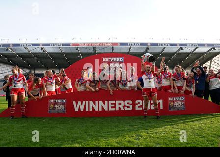 Jodie Cunningham di St Helens solleva il trofeo dopo la Super finale della lega femminile Betfred allo stadio Emerald Headingley di Leeds Data delle foto: Domenica 10 ottobre 2021. Foto Stock