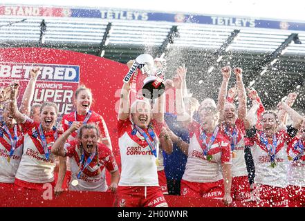 Jodie Cunningham (centro) di St Helens solleva il trofeo in seguito alla Super finale della lega femminile Betfred allo stadio Emerald Headingley di Leeds Data delle foto: Domenica 10 ottobre 2021. Foto Stock