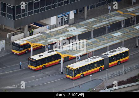 Tre autobus in deposito presso la Stazione Centrale di Varsavia in Polonia, trasporto pubblico nella capitale, vista aerea. Foto Stock