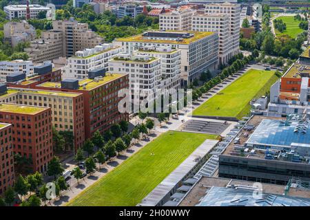 Vista sopra il Parco Tilla Durieux (Parco Tilla-Durieux) e gli edifici di appartamenti vicino Potsdamer Platz nel centro di Berlino, in Germania. Foto Stock