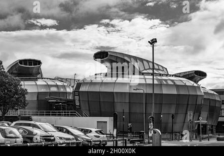 Gli splendidi e insoliti edifici di Sheffield sono molto conosciuti come pietre, tamburi e bollitori per curling Foto Stock