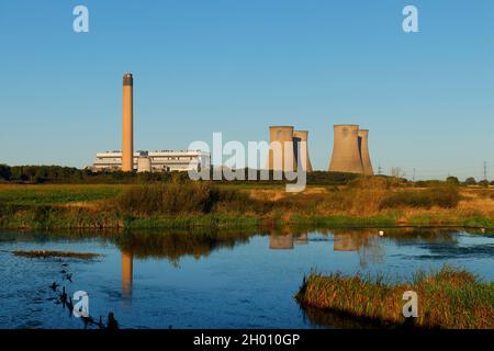 Le restanti 4 torri di raffreddamento della centrale elettrica di Eggborough nel North Yorkshire, poco prima che fossero demolite da esplosioni controllate Foto Stock