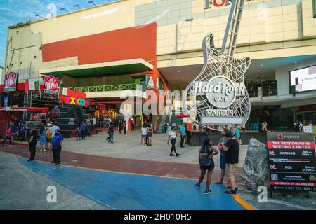 Cancun, Messico - 16 settembre 2021: All'aperto dell'Hard Rock Cafe con grande cartello per chitarra a Cancun al Forum Center nella zona degli hotel di Cancun Foto Stock