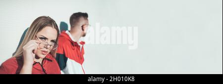 Giovane donna e uomo alla moda in abbigliamento sportivo, elemento di design con spazio copia Foto Stock