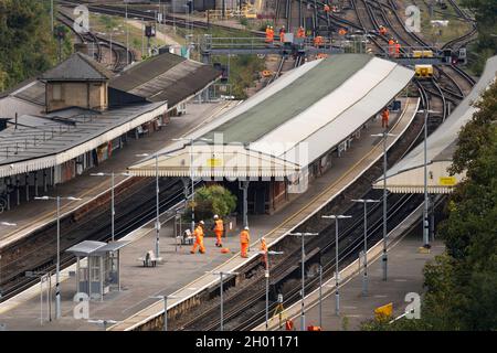 Vista aerea sulla rete i lavoratori ferroviari che svolgono i lavori di manutenzione programmata essenziali sulle rotaie in una stazione ferroviaria chiusa di Basingstoke, Regno Unito Foto Stock