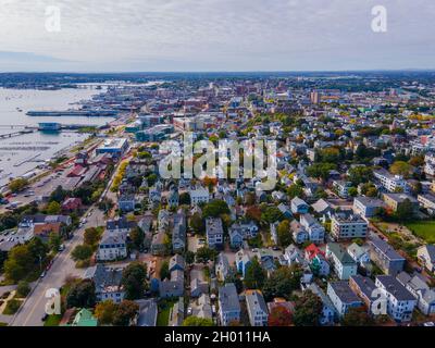 Vista aerea del quartiere storico di Munjoy Hill con lo skyline del centro di Portland sullo sfondo a Portland, Maine ME, USA. Foto Stock