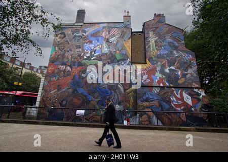 Mural Cable Street, The Cable Street Mural è un dipinto a Shadwell, nella zona est di Londra. Fu dipinto su Stepney Town Hall da Dave Binnington, Paul Butler, Ray Walker e Desmond Rochfort tra il 1979 e il 1983 per commemorare la battaglia di Cable Street nel 1936. Il design originale era di Dave Binnington. Foto Stock