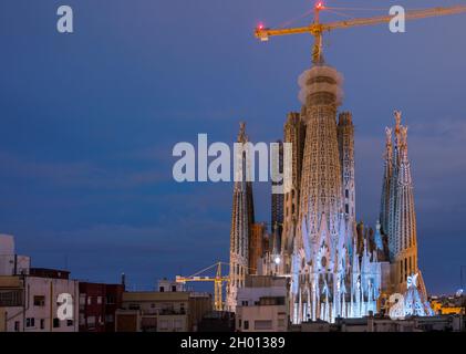 Vista notturna dell'edificio della Sagrada Familia di notte con cielo perlopiù limpido Foto Stock