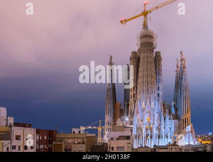 La Sagrada Familia Building di notte Foto Stock