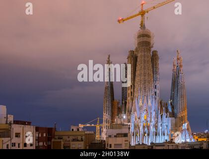 Foto notturna del palazzo della Sagrada Familia con cieli bui nuvolosi Foto Stock