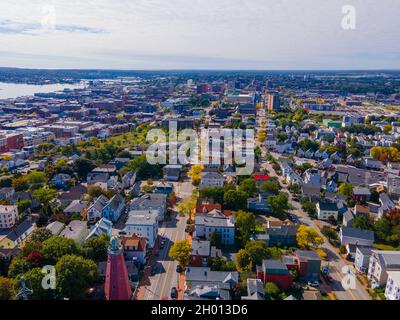 Vista aerea del quartiere storico di Munjoy Hill con lo skyline del centro di Portland sullo sfondo a Portland, Maine ME, USA. Foto Stock