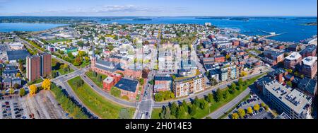 Vista aerea panoramica del quartiere storico di Munjoy Hill su Congress Street e Portland Harbour dal centro di Portland, Maine ME, USA. Foto Stock