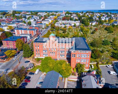 Vista aerea del North School Building e del Cimitero Orientale su 248 Congress Street nel centro di Portland, Maine ME, USA. Foto Stock