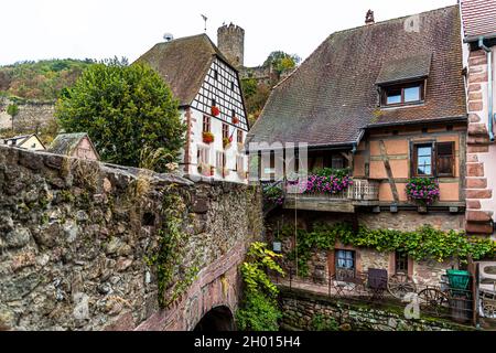 Vista sulla strada con case a graticcio a Kaysersberg, Francia Foto Stock