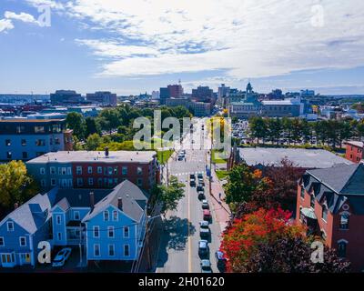 Vista aerea dello skyline del centro storico di Portland su Congress Street, vista da Munjoy Hill, Portland, Maine ME, USA. Foto Stock