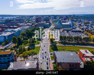 Vista aerea dello skyline del centro storico di Portland su Congress Street, vista da Munjoy Hill, Portland, Maine ME, USA. Foto Stock