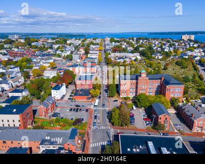 Vista aerea del quartiere storico di Munjoy Hill su Congress Street dal centro di Portland, Maine ME, USA. Foto Stock