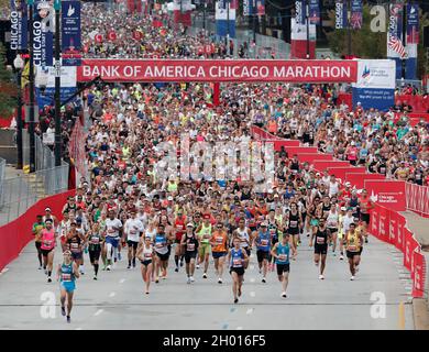 Chicago, Illinois, Stati Uniti. 10 Ott 2021. La 43rd Bank of America Chicago Marathon si apre come migliaia di corridori verso nord su Columbus Drive in una giornata solitamente calda con gli alti previsti per raggiungere 82 gradi, domenica 10 ottobre 2021. Si stima che circa 35,000 persone partecipino ai 26.2 chilometri di percorso pianeggiante che attraversa diversi quartieri dal centro città a molte comunità circostanti a Chicago. (Credit Image: © Pat A. Robinson/ZUMA Press Wire) Foto Stock