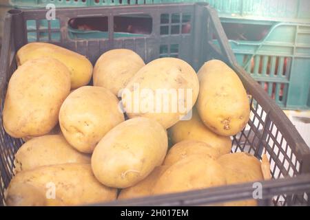 Patate biologiche in vendita in un mercato locale in Italia Foto Stock