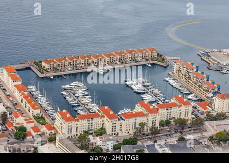 Una vista elevata di Queensway Quay Marina, Gibilterra, che mostra gli yacht nel porto e Ths Island Street, così come Ragged staff Wharf. Foto Stock