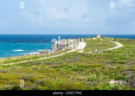 Punta sur - punto più a sud di Isla Mujeres, Messico. Spiaggia con rocce sul mare dei Caraibi Foto Stock