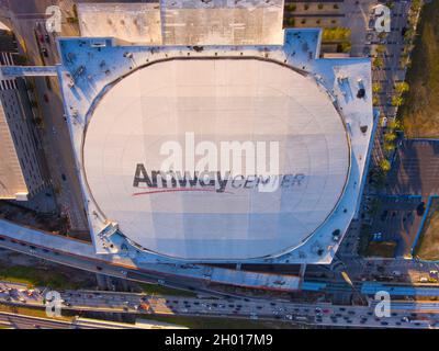 Vista aerea dell'Amway Center al tramonto al 400 di West Church Street nel centro di Orlando, Florida FL, USA. Questa arena al coperto ospita l'Orlando Magic Foto Stock