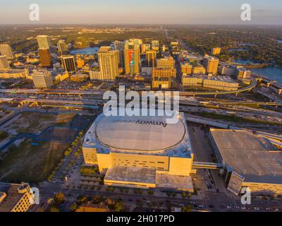 Vista aerea dell'Amway Center al tramonto con il moderno skyline del quartiere degli affari di Orlando sullo sfondo della città di Orlando, Florida FL, USA. Questo ar. Interno Foto Stock