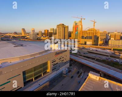 Vista aerea dell'Amway Center al tramonto con il moderno skyline del quartiere degli affari di Orlando sullo sfondo della città di Orlando, Florida FL, USA. Questo ar. Interno Foto Stock