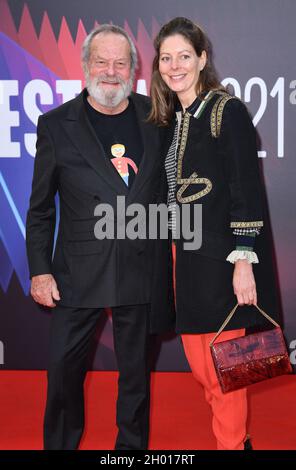 10 ottobre 2021. Londra, Regno Unito. Terry Gilliam e Amy Gilliam arrivano alla prima di gala di French Dispatch, parte del BFI London Film Festival, che si tiene presso il Royal Festival Hall. Credit: Doug Peters/EMPICS/Alamy Live News Foto Stock