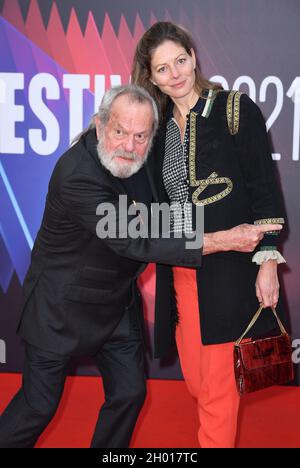 10 ottobre 2021. Londra, Regno Unito. Terry Gilliam e Amy Gilliam arrivano alla prima di gala di French Dispatch, parte del BFI London Film Festival, che si tiene presso il Royal Festival Hall. Credit: Doug Peters/EMPICS/Alamy Live News Foto Stock