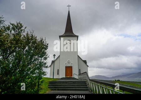 Borgarnes, Islanda: Borgarneskirkja, chiesa su una collina in una città dell'Islanda occidentale, costruita nel 1953. Foto Stock