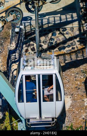 Isola di Santorini, Fira, Grecia - 08 ottobre 2021 la funivia fornisce un trasporto sicuro dal vecchio porto a Fira. I turisti lo usano anche solo per ammirare la t Foto Stock
