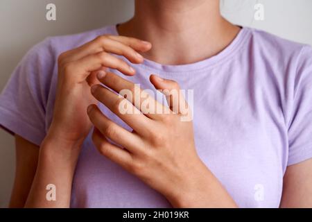 Teenage ragazza che pratica EFT o la tecnica di libertà impressionabile - colpendo sul punto di taglio del karate Foto Stock