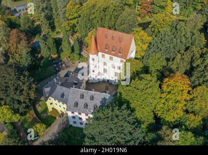 Schlettau, Germania. 08 ottobre 2021. Castello di Schlettau, situato sulla vecchia strada del sale attraverso i Monti dell'Alto ore. Oggi è possibile sposarsi nel monumento, c'è un centro per la storia della foresta e della fauna selvatica, un laboratorio di mostra per la produzione di ritagli e le mostre mutevoli della 'Erzgebirge Landscape Art Collection'. (Vista aerea con drone) Credit: Jan Woitas/dpa-Zentralbild/ZB/dpa/Alamy Live News Foto Stock