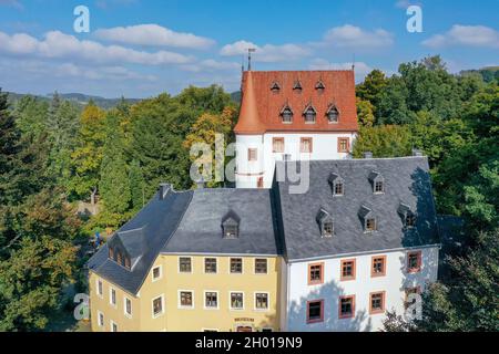 Schlettau, Germania. 08 ottobre 2021. Castello di Schlettau, situato sulla vecchia strada del sale attraverso i Monti dell'Alto ore. Oggi è possibile sposarsi nel monumento, c'è un centro per la storia della foresta e della fauna selvatica, un laboratorio di mostra per la produzione di ritagli e le mostre mutevoli della 'Erzgebirge Landscape Art Collection'. (Vista aerea con drone) Credit: Jan Woitas/dpa-Zentralbild/ZB/dpa/Alamy Live News Foto Stock