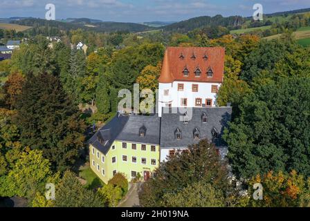 Schlettau, Germania. 08 ottobre 2021. Castello di Schlettau, situato sulla vecchia strada del sale attraverso i Monti dell'Alto ore. Oggi è possibile sposarsi nel monumento, c'è un centro per la storia della foresta e della fauna selvatica, un laboratorio di mostra per la produzione di ritagli e le mostre mutevoli della 'Erzgebirge Landscape Art Collection'. (Vista aerea con drone) Credit: Jan Woitas/dpa-Zentralbild/ZB/dpa/Alamy Live News Foto Stock