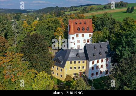 Schlettau, Germania. 08 ottobre 2021. Castello di Schlettau, situato sulla vecchia strada del sale attraverso i Monti dell'Alto ore. Oggi è possibile sposarsi nel monumento, c'è un centro per la storia della foresta e della fauna selvatica, un laboratorio di mostra per la produzione di ritagli e le mostre mutevoli della 'Erzgebirge Landscape Art Collection'. (Vista aerea con drone) Credit: Jan Woitas/dpa-Zentralbild/ZB/dpa/Alamy Live News Foto Stock