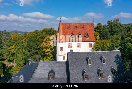 Schlettau, Germania. 08 ottobre 2021. Castello di Schlettau, situato sulla vecchia strada del sale attraverso i Monti dell'Alto ore. Oggi è possibile sposarsi nel monumento, c'è un centro per la storia della foresta e della fauna selvatica, un laboratorio di mostra per la produzione di ritagli e le mostre mutevoli della 'Erzgebirge Landscape Art Collection'. (Vista aerea con drone) Credit: Jan Woitas/dpa-Zentralbild/ZB/dpa/Alamy Live News Foto Stock