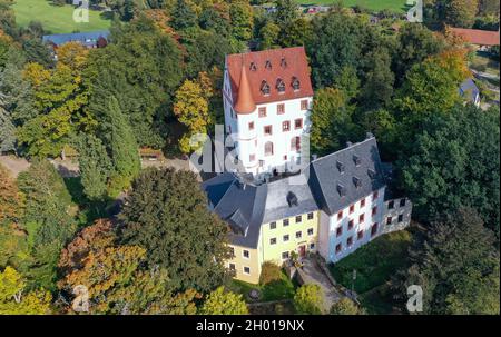 Schlettau, Germania. 08 ottobre 2021. Castello di Schlettau, situato sulla vecchia strada del sale attraverso i Monti dell'Alto ore. Oggi è possibile sposarsi nel monumento, c'è un centro per la storia della foresta e della fauna selvatica, un laboratorio di mostra per la produzione di ritagli e le mostre mutevoli della 'Erzgebirge Landscape Art Collection'. (Vista aerea con drone) Credit: Jan Woitas/dpa-Zentralbild/ZB/dpa/Alamy Live News Foto Stock