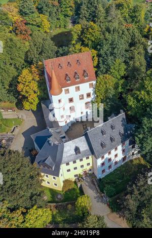 Schlettau, Germania. 08 ottobre 2021. Castello di Schlettau, situato sulla vecchia strada del sale attraverso i Monti dell'Alto ore. Oggi è possibile sposarsi nel monumento, c'è un centro per la storia della foresta e della fauna selvatica, un laboratorio di mostra per la produzione di ritagli e le mostre mutevoli della 'Erzgebirge Landscape Art Collection'. (Vista aerea con drone) Credit: Jan Woitas/dpa-Zentralbild/ZB/dpa/Alamy Live News Foto Stock