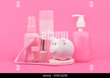 Il concetto di tassa rosa con la banca del piggy e il prodotto di igiene di colore rosa di stereotipo vario commercializzato alle donne Foto Stock