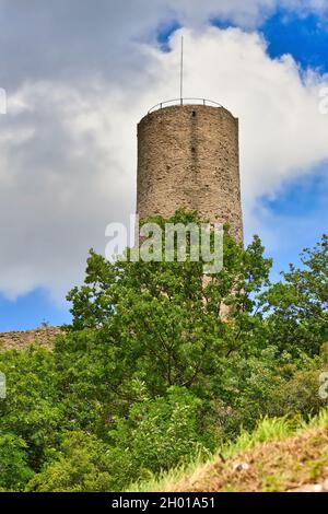 Torre del castello tedesco rovina e ristorante chiamato Strahlenburg nella foresta di Odenwald nella città di Schriesheim Foto Stock