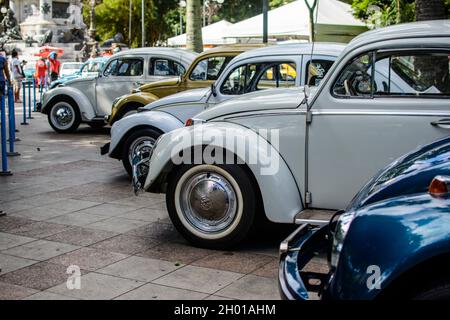 Salvador, Bahia, Brasile - 01 novembre 2014: Mostra all'aperto di auto d'epoca in piazza Dois de Julho. Foto Stock