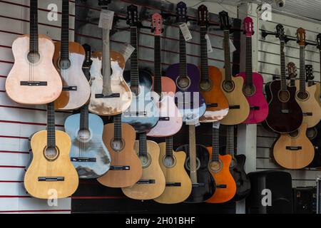 Salvador, Bahia, Brasile - 17 giugno 2021; chitarre classiche in vendita in una vetrina di un negozio nel centro commerciale della città di Salvador, Bahia. Foto Stock