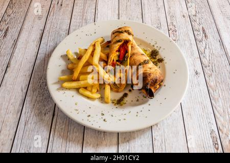 Impacco di verdure fritte croccanti farcite di verdure con formaggio fuso e una guarnitura di patatine fritte Foto Stock